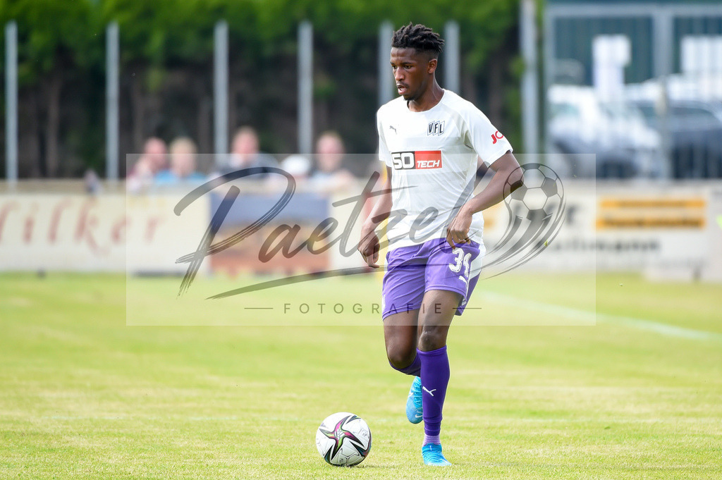 BSBOSN_20210626_0119 | Fussball, Herren: Hakim Traore (VfL Osnabrueck) in Aktion, am Ball, Einzelaktion beim Testspiel zwischen TuS Bersenbrueck und VfL Osnabrueck im Hasestadion am 26.06.2021 in Bersenbrueck, Deutschland. - Realisiert mit Pictrs.com