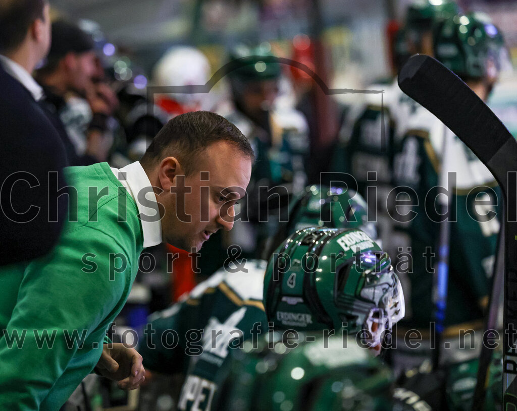 2025-09-12_006_TSV_Erding_gegen_EV_Landshut | Erding, Deutschland, 12.09.2025:Eishockey, Oberliga Süd 2025 / 2026, Testspiel, TSV Erding gegen EV Landshut, Endergebnis: 4:6Co-Trainer Maximilian Helling (Erding Gladiators)Foto: Christian Riedel / fotografie-riedel.net