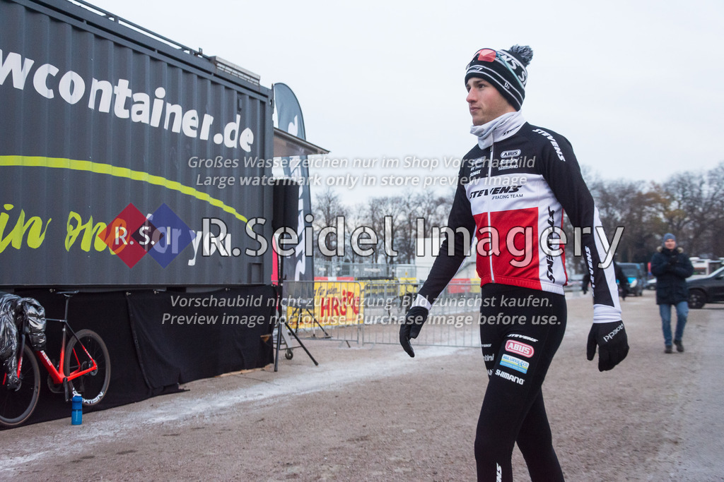 Radsport, 14. Lauf - Bikebeat Cyclo-Cross Bundesliga 2022/23 und 43. Harburger Weihnachtspreis im Stevens Cup 2022, Schwarzenbergplatz (Hamburg-Harburg), 18.12.2022 | Nach dem Rennen 6 / Männer Elite (Lizenzfahrer): Fynn Termin (#22, STEVENS Racing Team U23)