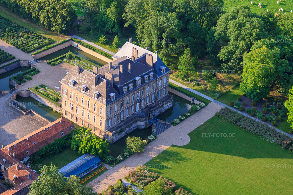 Luftbild: Château de La Grange in Thionville im Bundesland Moselle in Frankreich. – Foto: IMG_29516.jpg vom 26.06.2010 durch Werner Riehm/FLY-FOTO.de – Auflösung des Originals: 4369 x 2913 px