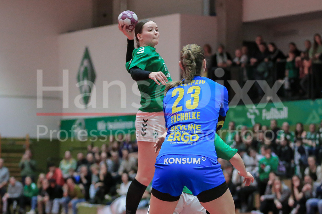 Handball, 2. Bundesliga Frauen, SV Werder Bremen - HC Leipzig | v.li.: Mathilda Häberle (SV Werder Bremen, 19) beim Wurf, am Ball, Spielszene, Aktion, Action, Marlene Tucholke (HC Leipzig, 23)