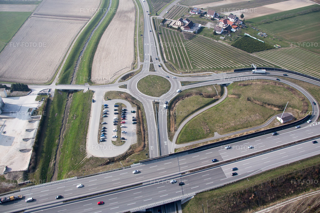 Luftbild: Autobahnausfahrt A5 im Ortsteil Gamshurst in Achern im Bundesland Baden-Württemberg in Deutschland. – Foto: IMG_086597.jpg vom 19.03.2016 durch Werner Riehm/FLY-FOTO.de – Auflösung des Originals: 5472 x 3648 px