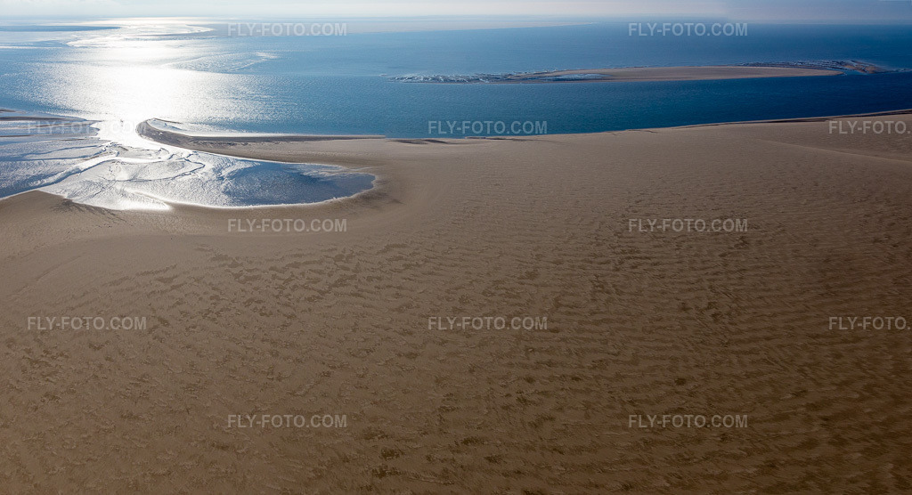 Aerial view: Sandbank in the North Sea exposed at low tide in Fanø in the state South Denmark, Denmark.Photo: IMG_118666-Pano.jpg taken on 09/21/2019 by Werner Riehm/FLY-FOTO.comResolution of the original: 5319 x 2886 px