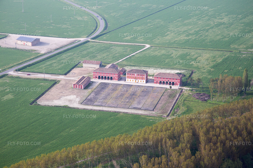 Aerial view: View of the town in Ca' Mora in the state Veneto, Italy. – Photo: IMG_087272.jpg taken on 04/05/2016 by Werner Riehm/FLY-FOTO.com – Resolution of the original: 5472 x 3648 px
