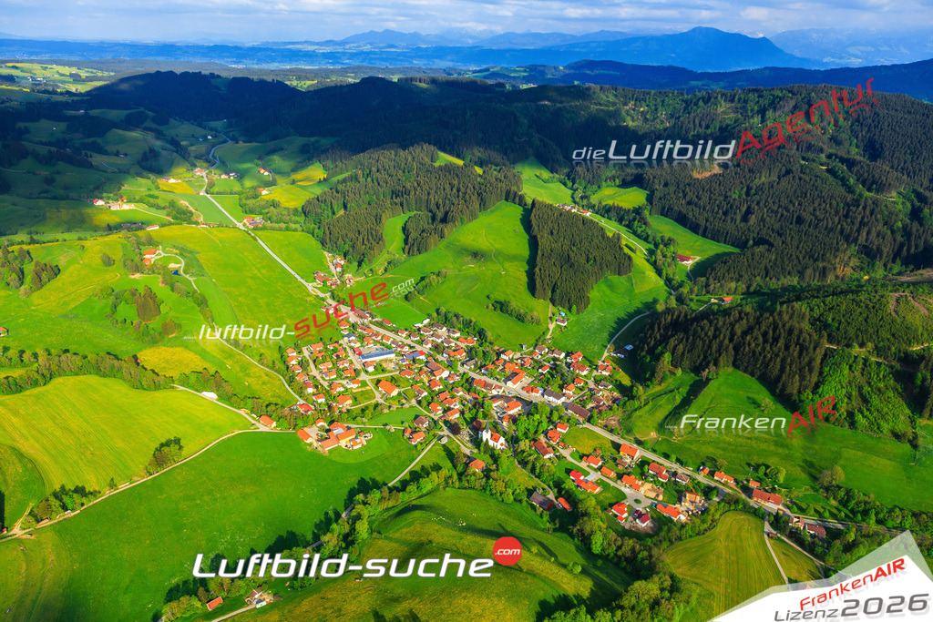 Die Luftaufnahme Wengen - Weitnau wurde vom UL-Flugzeug (keine Drohne) aus fotografiert.Hohe Druck- Auflösung-die Geschenkidee!