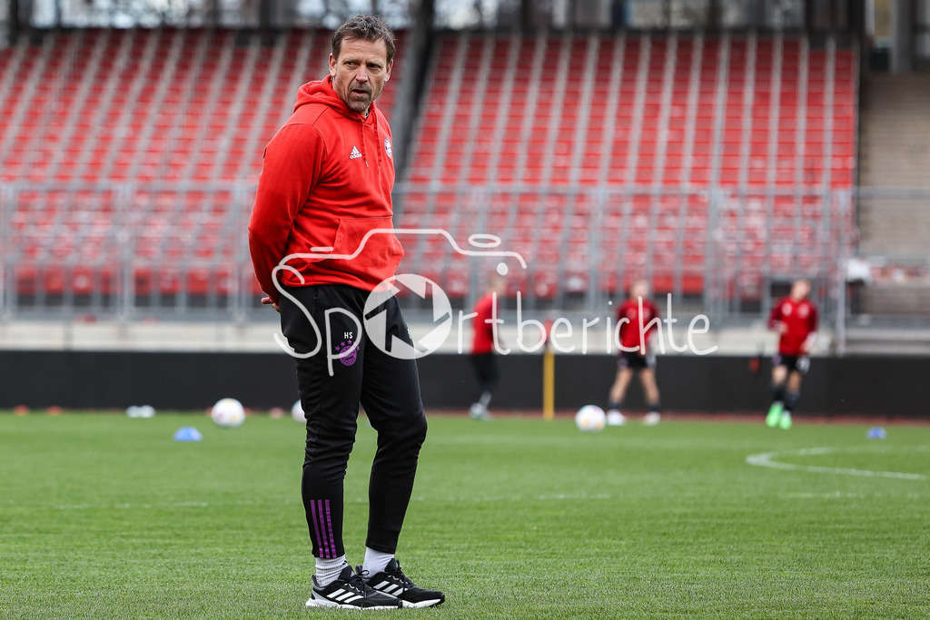 1. FC Nürnberg II - FC Bayern Amateure | Bayern Amateure Trainer Holger SEITZ in Aktion vor der Partie in Nürnberg / Freisteller / Einzelfoto