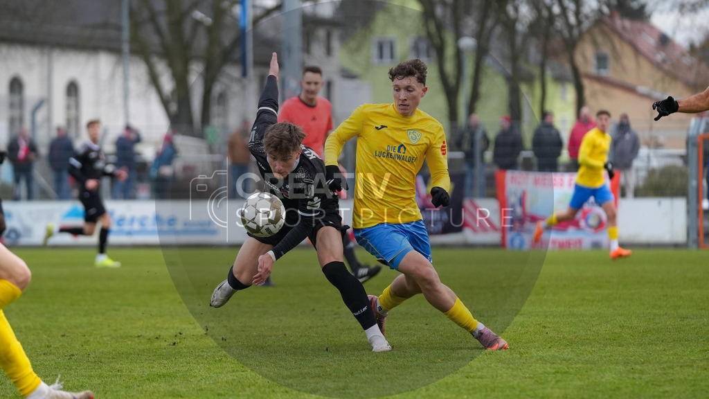 Fußball, Herren, Saison 2025/2026, Regionalliga Nordost, 18. Spieltag, FSV 63 Luckenwalde vs. FC Rot-Weiß Erfurt, Samstag 06.12.2025, Werner-Seelenbinder-Stadion Luckenwalde, | Fußball, Herren, Saison 2025/2026, Regionalliga Nordost, 18. Spieltag, FSV 63 Luckenwalde vs. FC Rot-Weiß Erfurt, Samstag 06.12.2025, Werner-Seelenbinder-Stadion Luckenwalde, Im Bild: Lars Kleiner (l. Erfurt) und Len Neumann (r. Luckenwalde) - Realisiert mit Pictrs.com