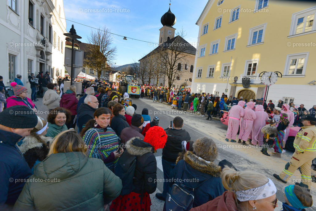 14-xnews-2023-Feb16-Unsinniger_Fasching_Reutte-nik-WTV_7500 | Info aus dem Bezirk Reutte/Ausserfern Tirol sowie eine umfangreiche Bilddatenbank über die gesamte Region: Lechtal, Talkessel Reutte, Tannheimertal, Zwischentoren. Lech, Plansee, Zugspitze, Grenztunnel, B179, Fernpassstraße, Verkehr, Lawinen, Tradition, - Realisiert mit Pictrs.com