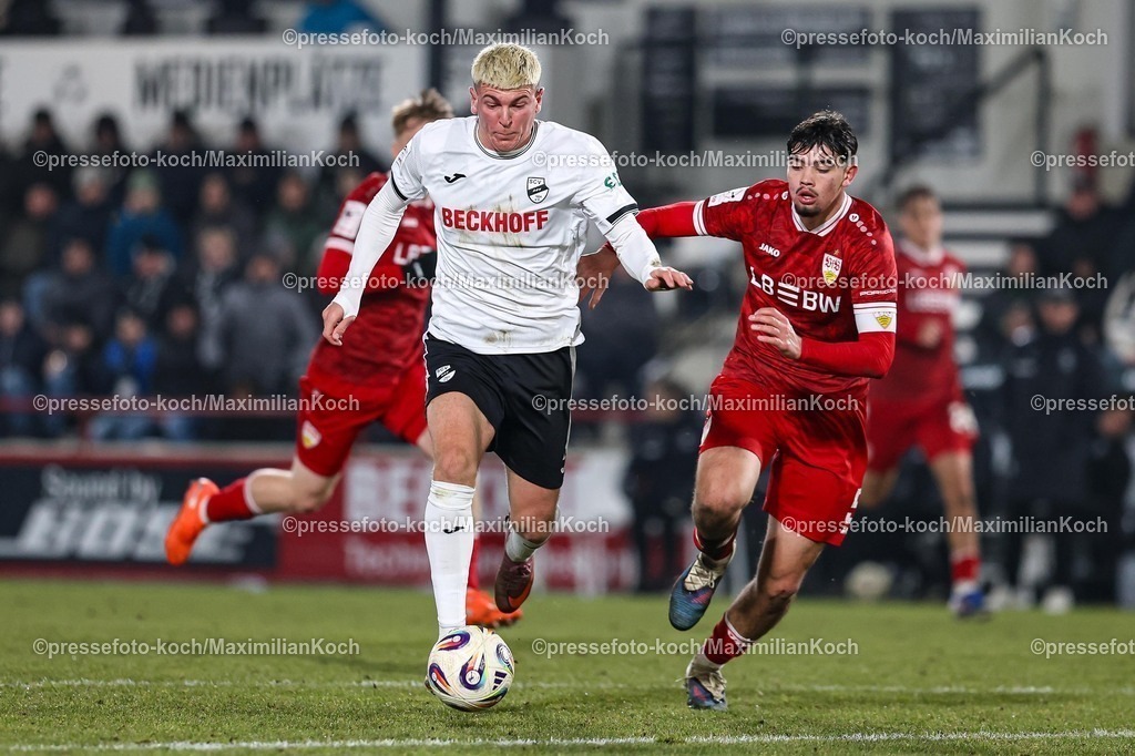 xKWIx01022601078 | 01.02.2026, xKWIx, Fußball, 3. Liga, SC Verl - VfB Stuttgart II, Sportclub Arena: Alessio Besio (SC Verl #23) im Zweikampf gegen Mirza Catovic (VfB Stuttgart II #5) Photo: xKamilxWilkowskixPressefotoKochx