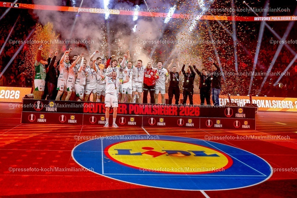 xSSCx19042602038 | 19.04.2026, xsscx, Handball, DHB-Pokal Lidl Final4, Finale, Füchse Berlin - Bergischer HC, Saison 2025 / 2026 Herren, Lanxess Arena, Köln: Die Mannschaft der Füchse Berlin feiert den Sieg im DHB-Pokal  Photo: xSandraxScherningxPressefotoKochx