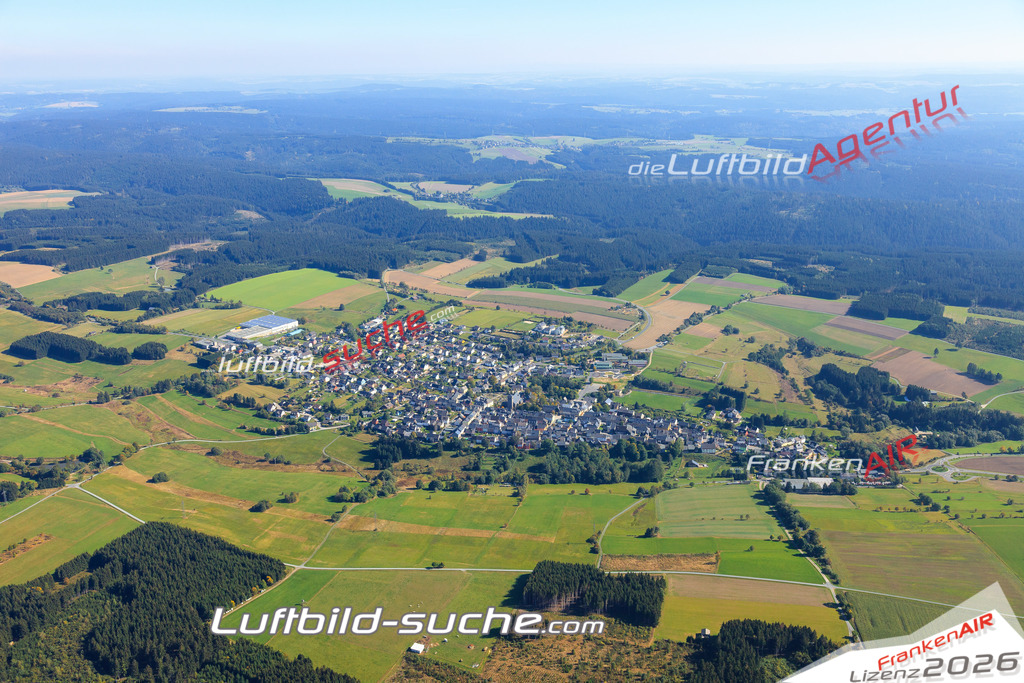 Die Luftaufnahme der Stadt Teuschnitz wurde vom UL-Flugzeug heraus erstellt ( keine Drohne )- hohe Auflösung für beste Qualität