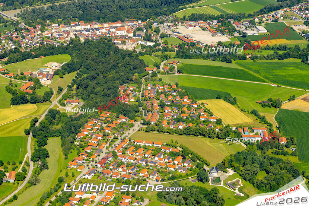 Aktuelles Luftbild von  Tittmoning - Die Luftaufnahme wurde 2022 mittels UL-Flugzeug erstellt ( keine Drohne ) - hochauflösende Kamera-Systeme von  Canon -Beste Qualität - Für grossformatige Ausdrucke geeignet. Die Geschenkidee !