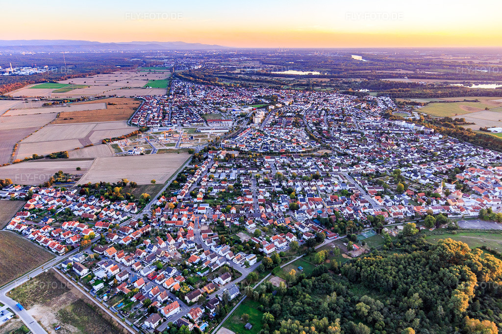 Luftbild: Ortsansicht aus Norden im Ortsteil Linkenheim in Linkenheim-Hochstetten im Bundesland Baden-Württemberg in Deutschland. Foto: IMG_111603.jpg vom 09.09.2018 durch Werner Riehm/FLY-FOTO.de