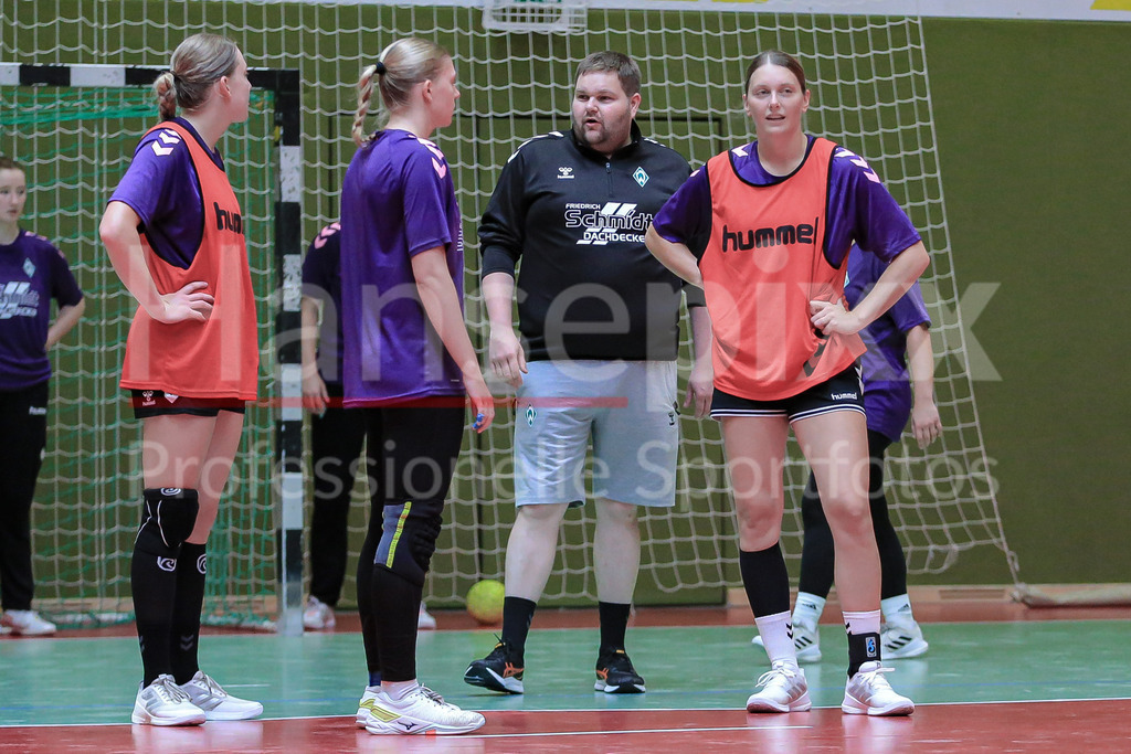 Handball, 2. Bundesliga Frauen, Training SV Werder Bremen | v.li.: Meike Becker (SV Werder Bremen, 17), Jana Lüdersen (SV Werder Bremen), Timm Dietrich (Trainer, Cheftrainer, SV Werder Bremen) und Lena Thomas (SV Werder Bremen, 7)