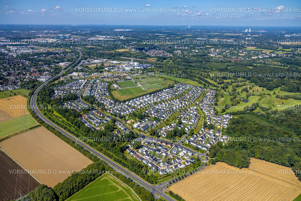 Dortmund240800359 | Luftbild, BVB 09 Borussia Dortmund Trainingszentrum an der Adi-Preißler-Allee, Fußballfelder, Wohnanlage Brackeler Feld Hohenbuschei, hinten der Golfplatz des Royal Saint Barbara's Dortmund Golf Club e.V., Brackel, Dortmund, Ruhrgebiet, Nordrhein-Westfalen, Deutschland