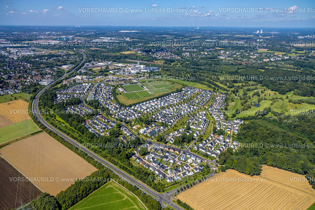 Dortmund240800359 | Luftbild, BVB 09 Borussia Dortmund Trainingszentrum an der Adi-Preißler-Allee, Fußballfelder, Wohnanlage Brackeler Feld Hohenbuschei, hinten der Golfplatz des Royal Saint Barbara's Dortmund Golf Club e.V., Brackel, Dortmund, Ruhrgebiet, Nordrhein-Westfalen, Deutschland