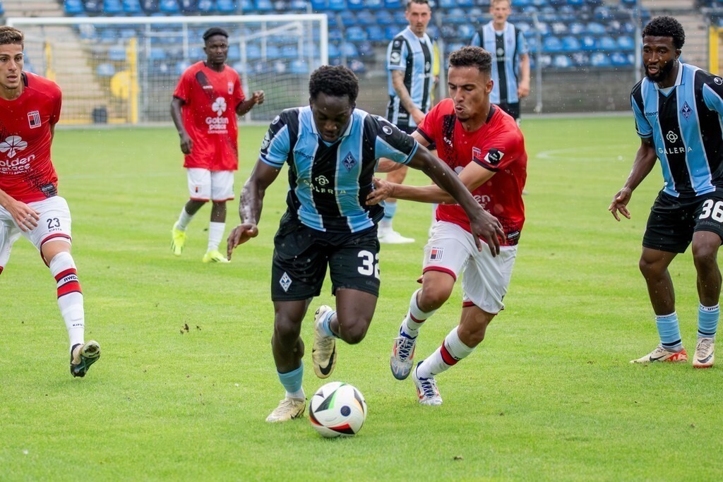 Fußball: Waldhof Mannheim gegen RWD Molenbeek (Belgien) in Mannheim (Vorbereitungsspiel für die Saison 2024/25). Bild: Kennedy Okpala (32, Mannheim) | Fußball: Waldhof Mannheim gegen RWD Molenbeek (Belgien) in Mannheim (Vorbereitungsspiel für die Saison 2024/25). Bild: Kennedy Okpala (32, Mannheim) - Realisiert mit Pictrs.com