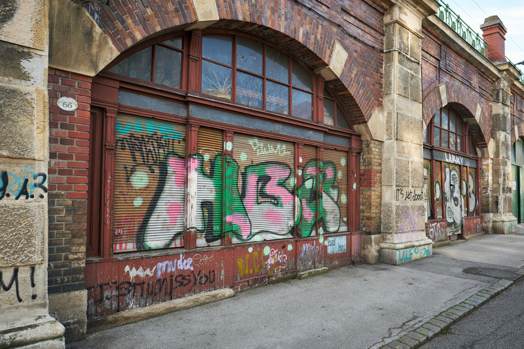 Torbogen mit verschiedenem Graffiti  | Wien, Austria - April 01, 2021: entlang der Wiener Gürtel Straße; Torbogen mit verschiedenem Graffiti. - Realisiert mit Pictrs.com