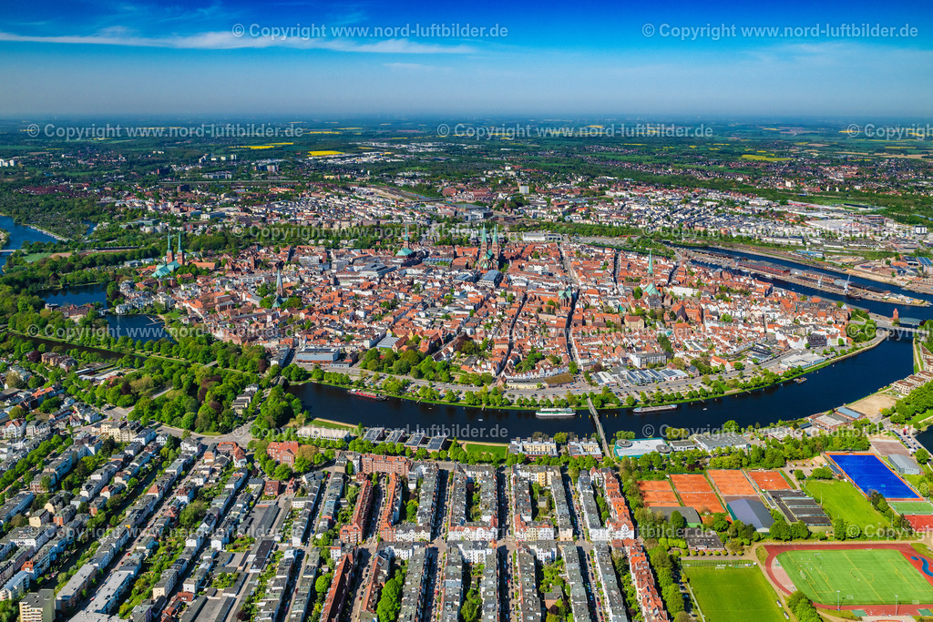 Lübeck_Altstadt_ELS_4800010524 | LüBECK 01.05.2024 Altstadtbereich und Innenstadtzentrum im Ortsteil Altstadt in Lübeck im Bundesland Schleswig-Holstein, Deutschland. Weiterführende Informationen bei: Hansestadt LÜBECK. // Old Town area and city center in the district Altstadt in Luebeck in the state Schleswig-Holstein, Germany. Further information at: Hansestadt LUeBECK. Foto: Martin Elsen