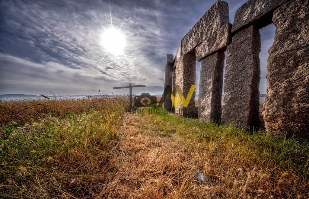 Denkmal an die Hingerichteten im Bürgerkrieg, in A Coruña, Spanien | Das Bild zeigt das Denkmal an die Hingerichteten im Bürgerkrieg (Monumento a los Fusilados) in A Coruña, Spanien. Das Denkmal wurde 2001 an der Stelle errichtet, an der 1936/1937 viele Gefangene erschossen wurden. Es wurde von Isaac Díaz Pardo entworfen und erinnert an prähistorische Megalithen. Die rotbraunen Streifen auf den Granitblöcken symbolisieren das Blut der Opfer.  - Realisiert mit Pictrs.com