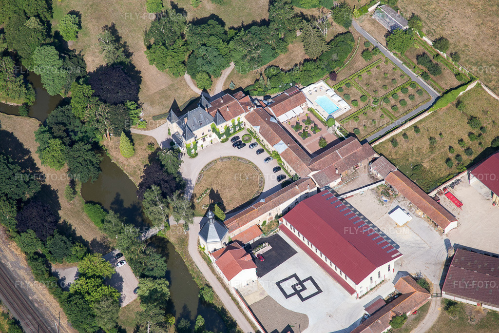Aerial view: Château d'Adomenil in Rehainviller in the state Meurthe et Moselle, France. – Photo: IMG_083160.jpg taken on 07/11/2015 by Werner Riehm/FLY-FOTO.com – Resolution of the original: 5472 x 3648 px