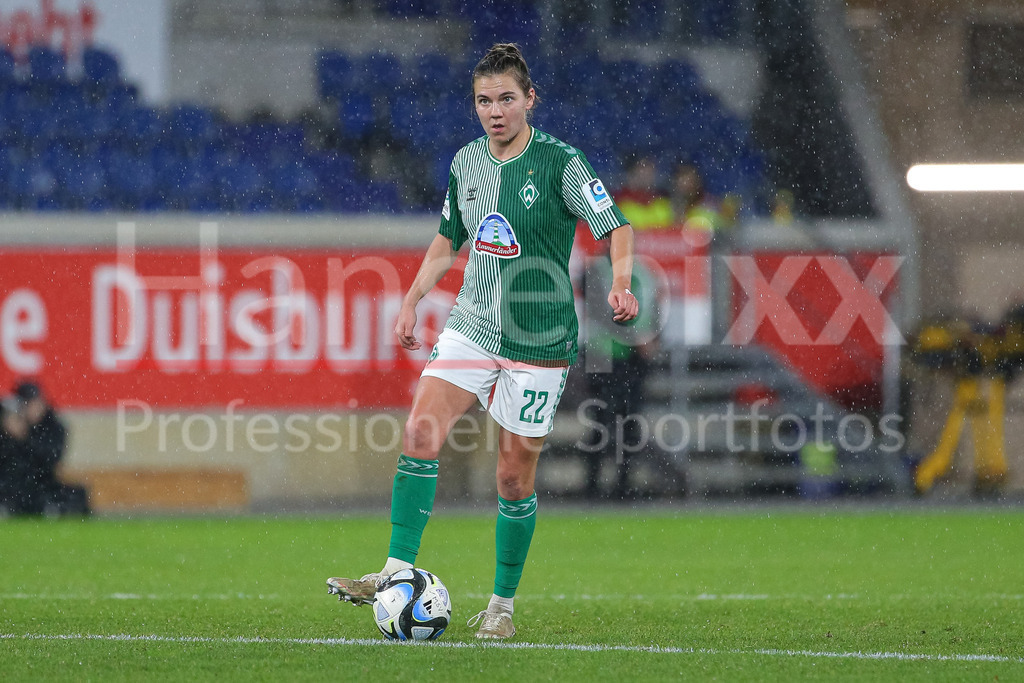 Fussball, Google Pixel Frauen-Bundesliga, MSV Duisburg - SV Werder Bremen | v.li.: Rieke Dieckmann (SV Werder Bremen, 22) am Ball, Freisteller, Einzelbild, Ganzkörper, Aktion, Action, Spielszene, DIE DFB-RICHTLINIEN UNTERSAGEN JEGLICHE NUTZUNG VON FOTOS ALS SEQUENZBILDER UND/ODER VIDEOÄHNLICHE FOTOSTRECKEN. DFB REGULATIONS PROHIBIT ANY USE OF PHOTOGRAPHS AS IMAGE SEQUENCES AND/OR QUASI-VIDEO.
