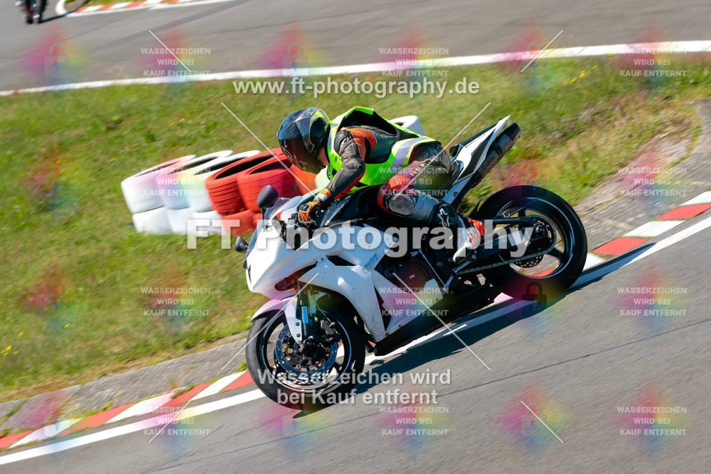 Moto-TeamOBK-22155 | Hier findet Ihr Bilder von Touristenfahrten auf der Nürburgring Nordschleife oder von anderen Veranstaltungen die ich besucht habe. Viel Spass beim Durch Schauen 