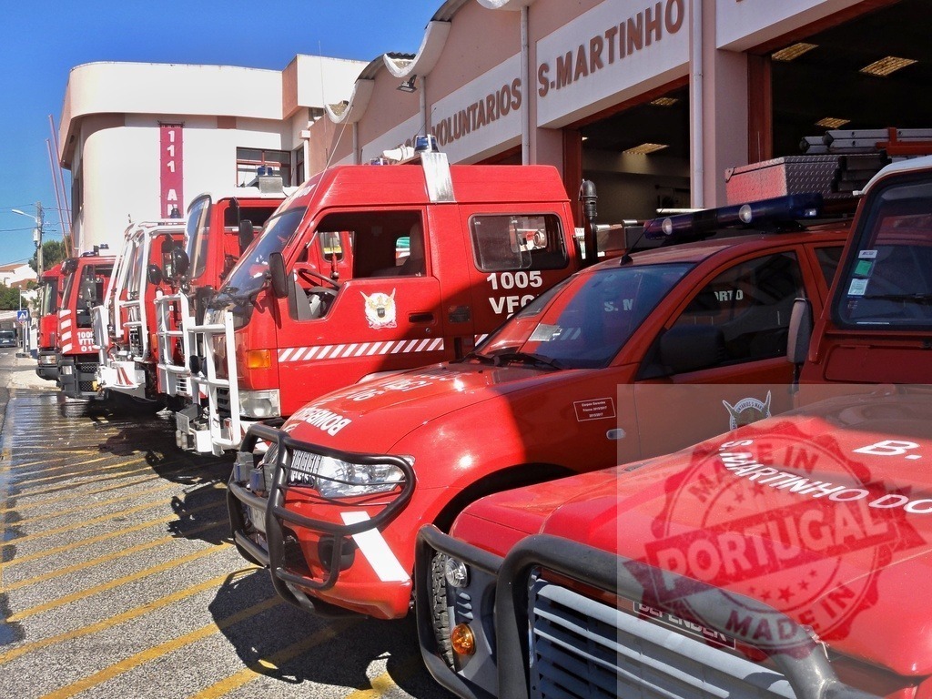 Portuguese Bombeiros Voluntarios fire station with red emergency vehicles | Red Bombeiros emergency vehicles standing ready at a Portuguese fire station on a sunny day - Realisiert mit Pictrs.com