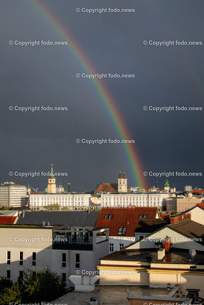 Regenbogen_ Regenwetter_ Linz_ Skyline_ 17.04.2024-2 | 17.04.2024, Linz, AUT, Regenbogen, Skyline, im Bild Regenbogen, Regenwetter, Himmel, Finster, Dunkel, Wolken, Gewitter, Sonne, Linz, Skyline