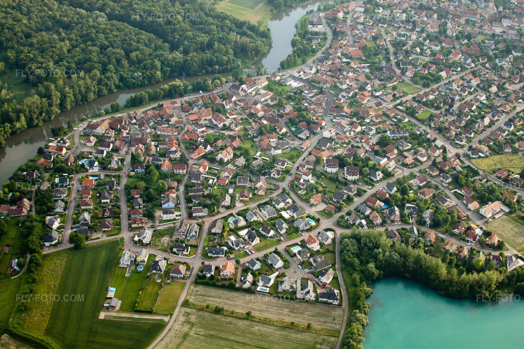 Aerial view: Settlement area between gravel pit lake and old Rhine arm in La Wantzenau in the state Bas-Rhin, France.Photo: IMG_28872.jpg taken on 06/14/2010 by Werner Riehm/FLY-FOTO.comResolution of the original: 4752 x 3168 px
