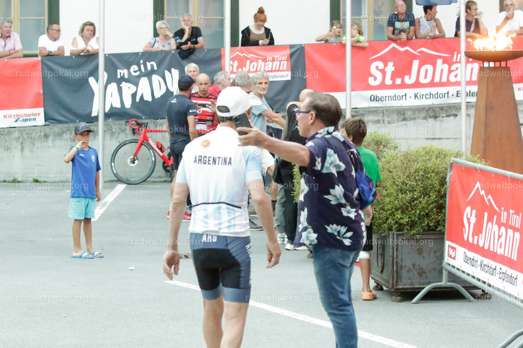 1443_20230817_Bewerb_Maenner_Muehlanger | AUT - OESTERREICH, 2023-08-16: SPORT RENNRAD-FAHREN - 55. INTERNATIONALER RADWELTPOKAL IN ST. JOHANN IN TIROL  - Vintage-Radrennen mit WM-Bronze-Medaillen-Siegerin Christina Schweinberger, den Teilnehmer und Alexander Baumann (vom Orginastions-Team) - TAG 2 BEWERB MAENNER IN SECHS GRUPPEN  ; Foto: Roland Muehlanger