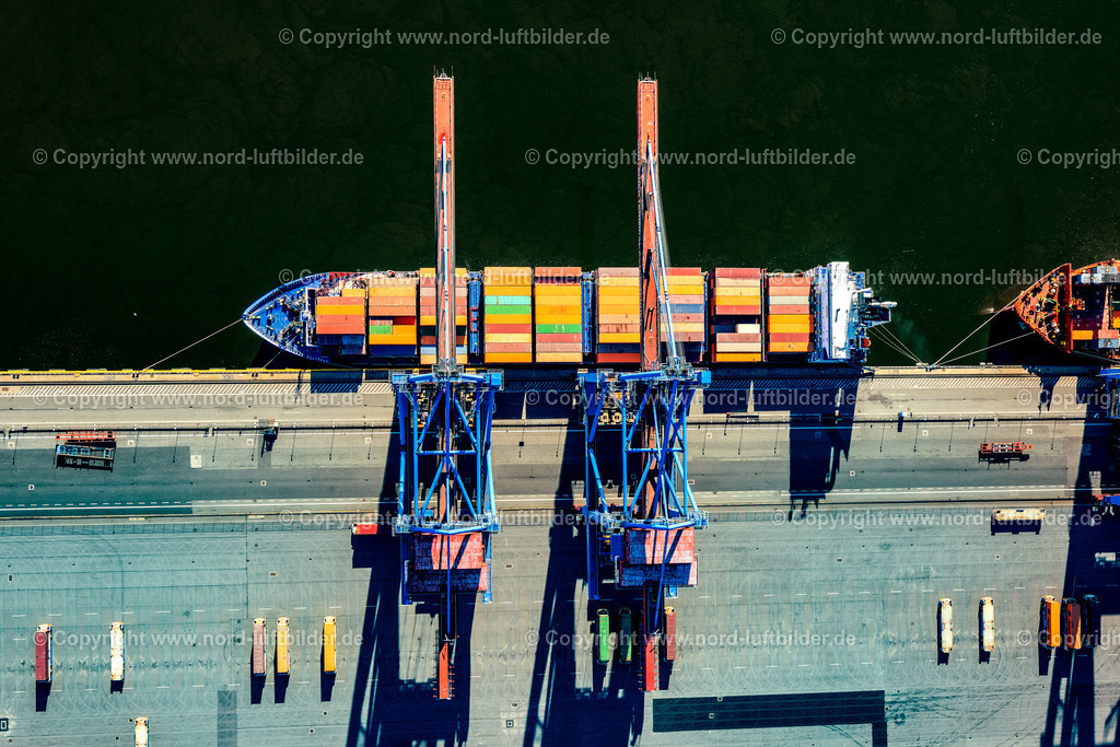 Hamburg_Altenwerder_Containerschiff_Senkrechtaufnahme_ELS_2170090525 | HAMBURG 19.09.2025 Senkrecht- Luftbild aus der Satelliten- Perspektive vom Containerschiff CTA Altenwerder im Hafen in Hamburg, Deutschland. Weiterführende Informationen bei: HPA Hamburg Port Authority. // Vertical aerial view from the satellite perspective of the container ship CTA Altenwerder in the port in Hamburg, Germany. Further information at: HPA Hamburg Port Authority. Foto: Martin Elsen