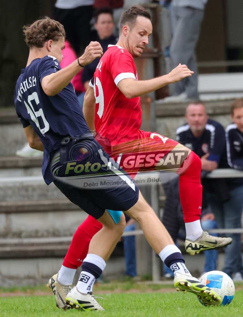 Bünder SV - VfL Holsen | Auf dem Bild zu sehen: rot Bünder SV: David Schultz ; blau VfL Holsen: Colin Wordelmann  Bünder SV, VfL Holsen, Saison 26/27, Kreisliga A, Bünde, Deutschland - Realisiert mit Pictrs.com