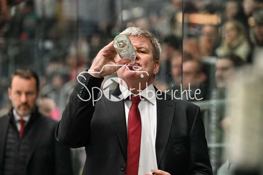 Augsburger Panther - Löwen Frankfurt | AUGSBURG, GERMANY - 16. JANUARY: im Bild Bill PETERS Trainer Augsburger Panther / Einzelfoto / Freisteller während dem Match zwischen den Augsburger Panthern und den Löwen Frankfurt am 40. Spieltag der penny DEL im Curt Frenzel Stadion