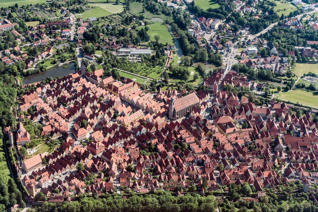 dr__0017883.jpg | DINKELSBüHL 01.06.2017 Altstadtbereich und Innenstadtzentrum in Dinkelsbühl im Bundesland Bayern, Deutschland. // Old Town area and city center in Dinkelsbuehl in the state Bavaria, Germany. Foto: Daniel Reiter