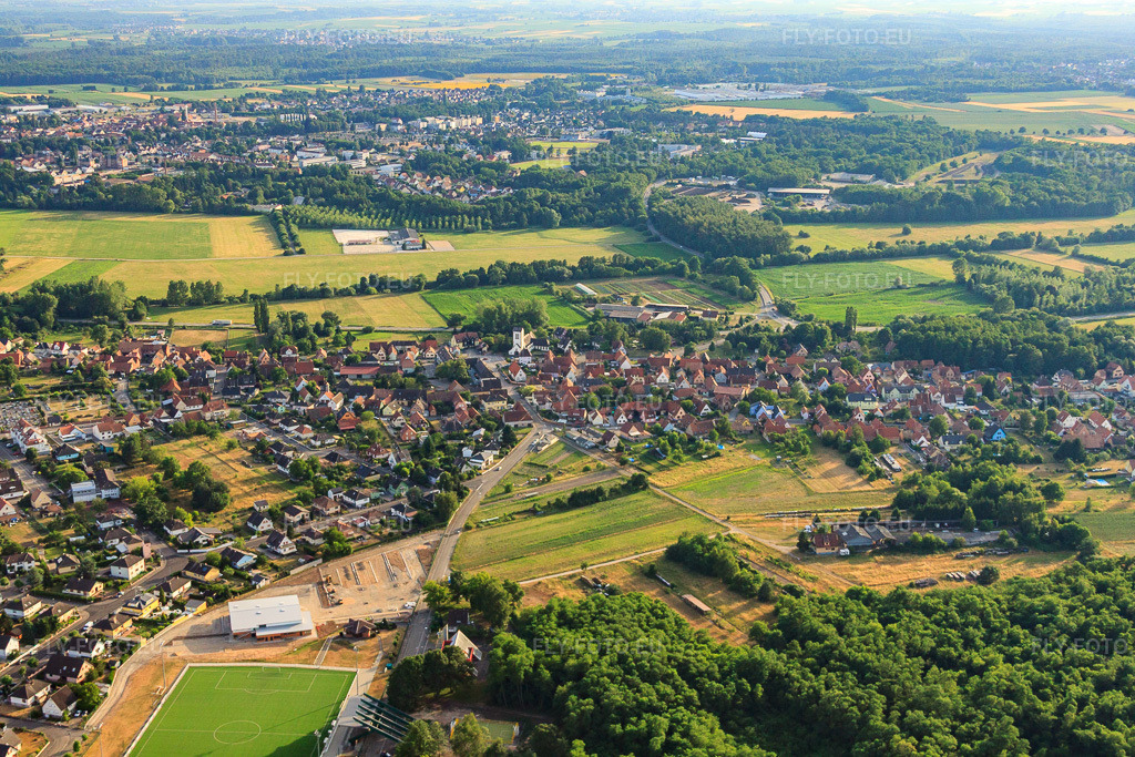 Vue aérienne: Rue de la Forêt à Oberhoffen-sur-Moder dans le département Bas Rhin, France – .Photo: IMG_30453.jpg prise le 09/07/2010 par Werner Riehm/FLY-FOTO.eu – Résolution de l'original: 4752 x 3168 px