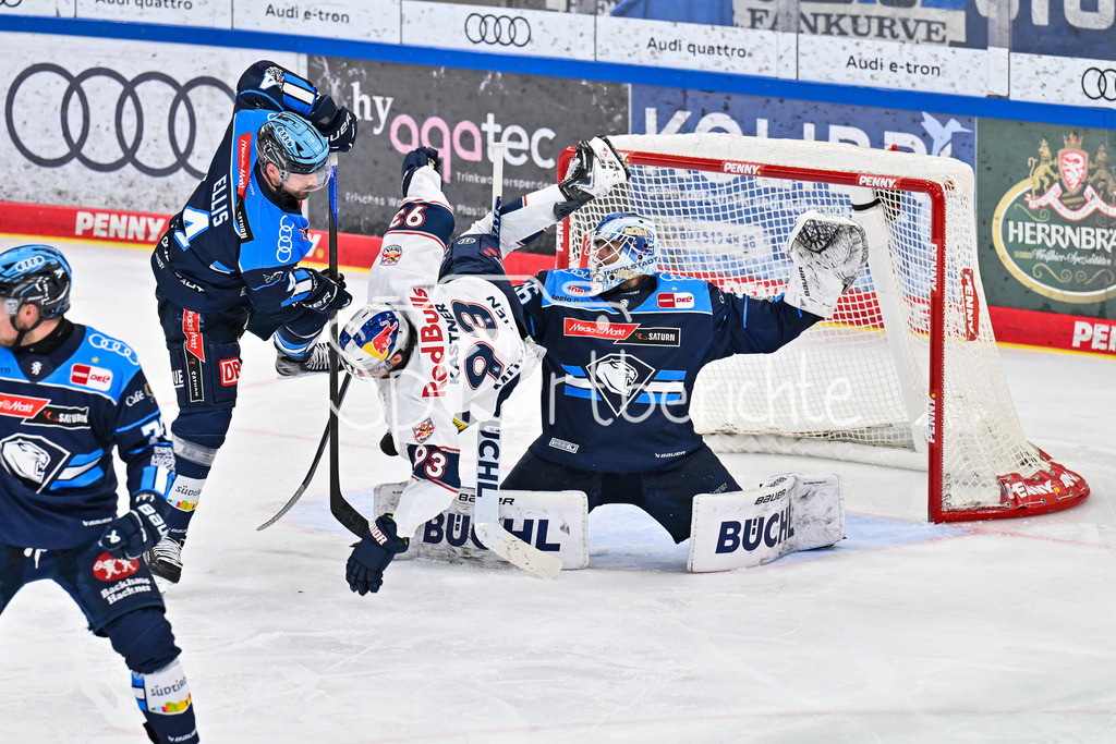 ERC Ingolstadt - EHC RB München | INGOLSTADT, GERMANY - 27. MAERZ: v. l. Morgan ELLIS (ERC Ingolstadt 4), Maximilian KASTNER (RB München 93) und Brett BROCHU (ERC Ingolstadt 36) während dem Match zwischen dem ERC Ingolstadt und dem EHC RB München bei Spiel 2 des DEL Playoff Viertelfinales in der Saturn Arena