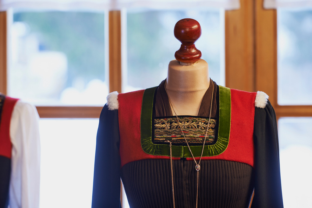 Juppo und Emlmachare | Bezau, Austria - March 09, 2016: Juppo und Emlmachare, Bregenzerwäldertracht mit rotem bestickten Mieder. - Realisiert mit Pictrs.com