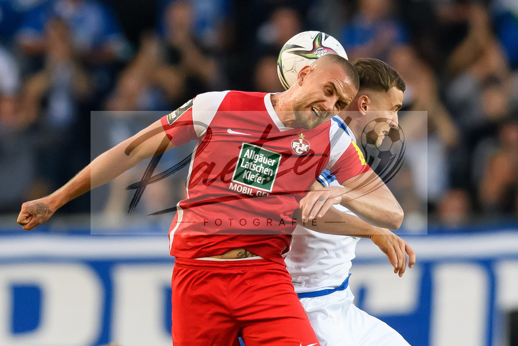 FCMFCK20210904_055 | Fussball, Herren: Rene Klingenburg (1. FC Kaiserslautern) und Adrian Malachowski (1. FC Magdeburg) im Zweikampf beim Spiel der 3. Liga zwischen 1. FC Magdeburg und 1. FC Kaiserslautern in der MDCC-Arena am 04.09.2021 in Magdeburg, Deutschland.DFB / DFL REGULATIONS PROHIBIT ANY USE OF PHOTOGRAPHS AS IMAGE SEQUENCES AND/OR QUASI-VIDEO. - Realisiert mit Pictrs.com