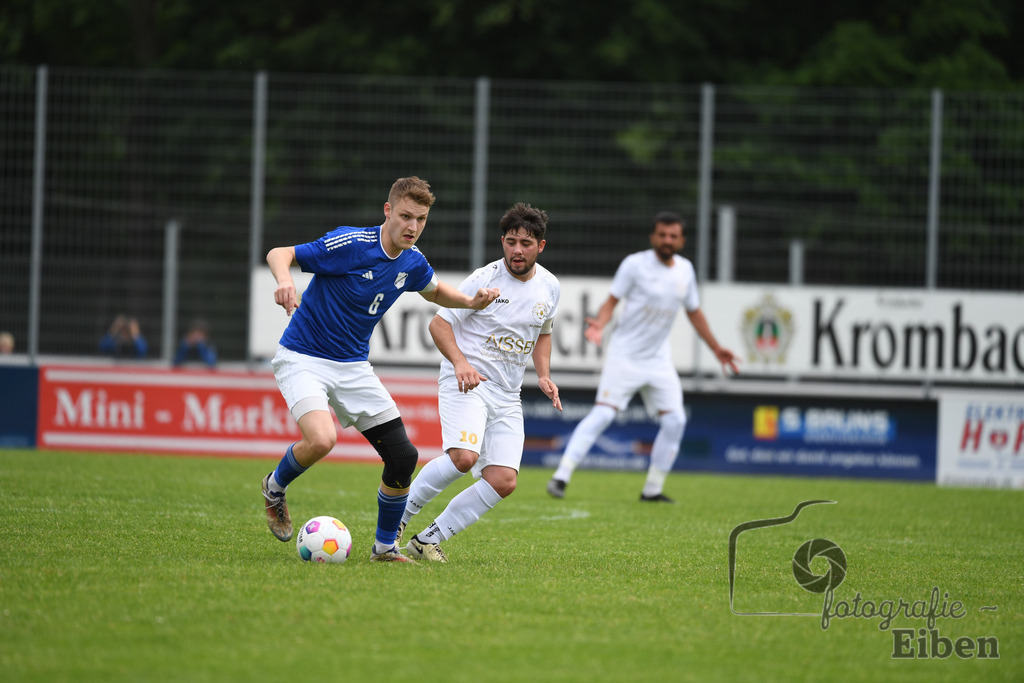 1. FC Nordenham-SV GOTANO | Kreispokal Finale Jade-Weser-Hunte 1. Mannschaften; 1.FC Nordenham (weiß)-SV GOTANO (blau) am 15.06.2025 in Rastede (Sportanlage Köttersweg), Photo: Philip Eiben 2025 - Realisiert mit Pictrs.com