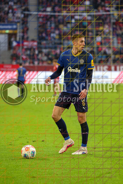 10.04.2026, GER, Fussball, Herren, 2. BL, Saison 2025/2026, Fortuna Düsseldorf - Holstein Kiel | Marko Ivezic (Kiel) in Aktion am Ball, Einzelaktion 