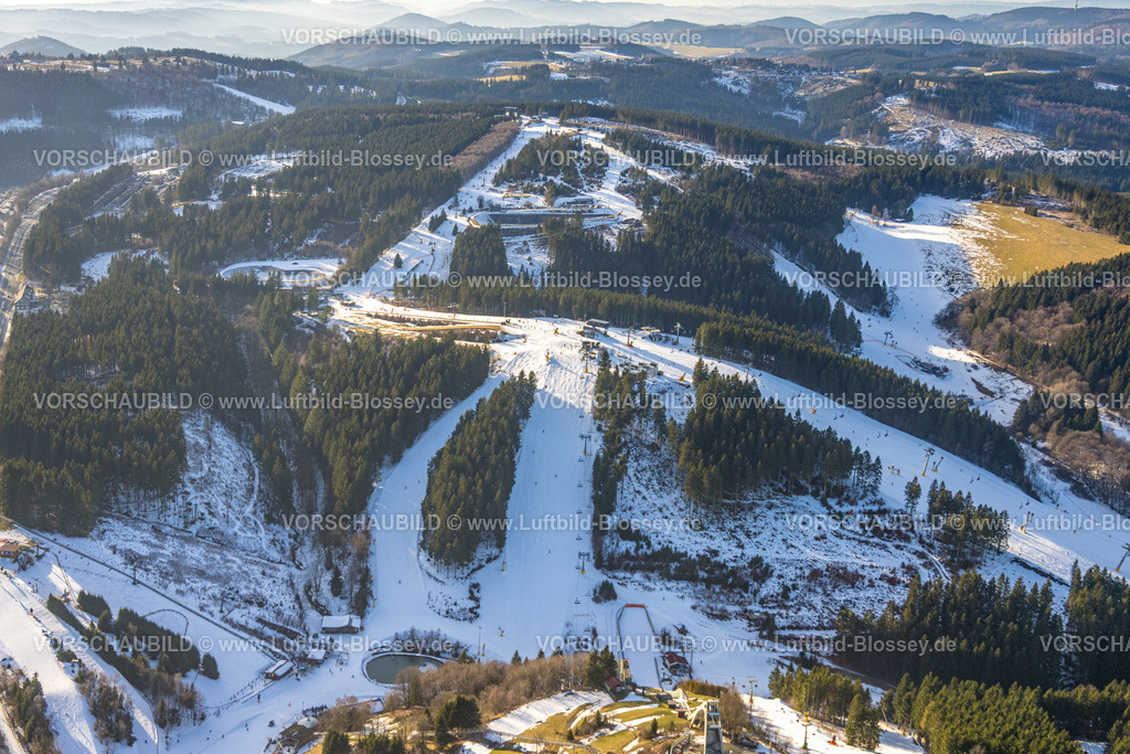 Winterberg260105000 | Luftbild, Winterlandschaft Skigebiet und Sesselbahn Poppenberg Bergstation und Bergstation Quick Jet, Fernsicht mit Nebel im Sauerland, Winterberg, Sauerland, Nordrhein-Westfalen, Deutschland