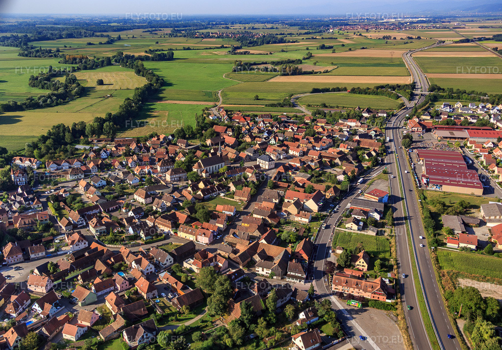 Vue aérienne: Vue de la ville depuis le nord-est à Kogenheim dans le département Bas Rhin, France – .Photo: IMG_093251.jpg prise le 16/08/2016 par Werner Riehm/FLY-FOTO.eu – Résolution de l'original: 4704 x 3283 px