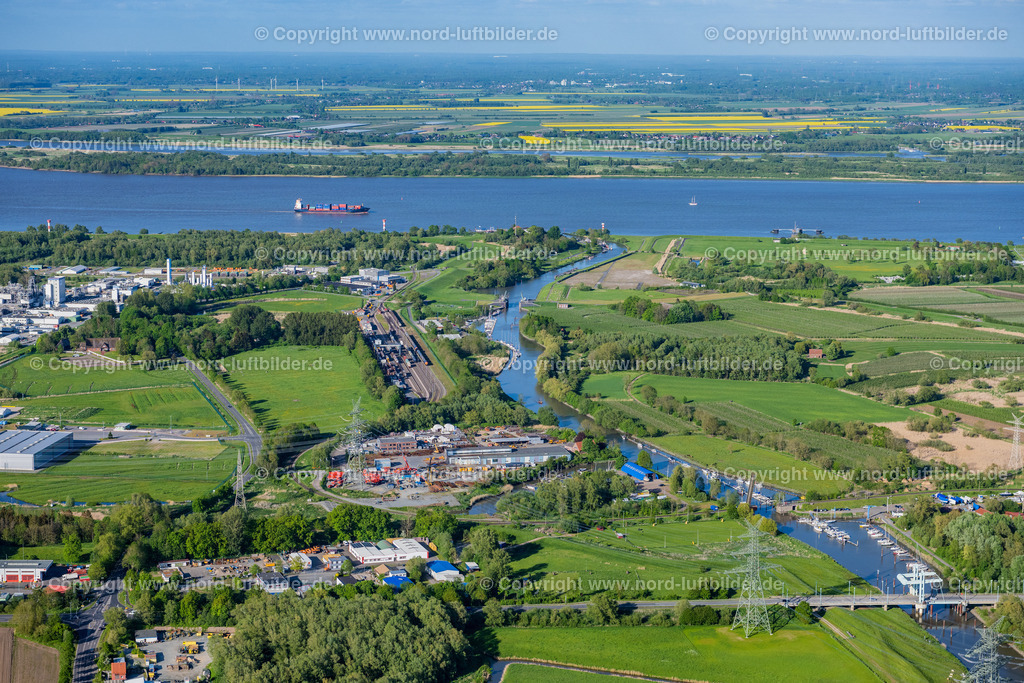 Stade_Brunshausen_Gewerbepark_Schwinge_Mündung_ELS_2323140522 | STADE 14.05.2022 Industrie- und Gewerbegebiet " Brunshausen " in Stade im Bundesland Niedersachsen, Deutschland. // Industrial and commercial area " Brunshausen " in Stade in the state Lower Saxony, Germany. Foto: Martin Elsen