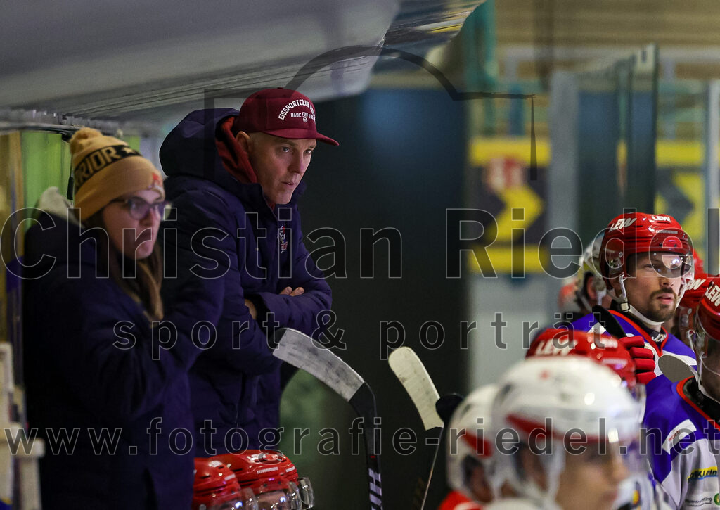 2025-11-30_123_TSV_Erding_gegen_EC_Peiting | Erding, Deutschland, 30.11.2025:Eishockey, Oberliga Süd 2025 / 2026, 22. Spieltag, TSV Erding gegen EC Peiting, Endergebnis: 5:1Trainer John Sicinski (EC Peiting)Foto: Christian Riedel / fotografie-riedel.net