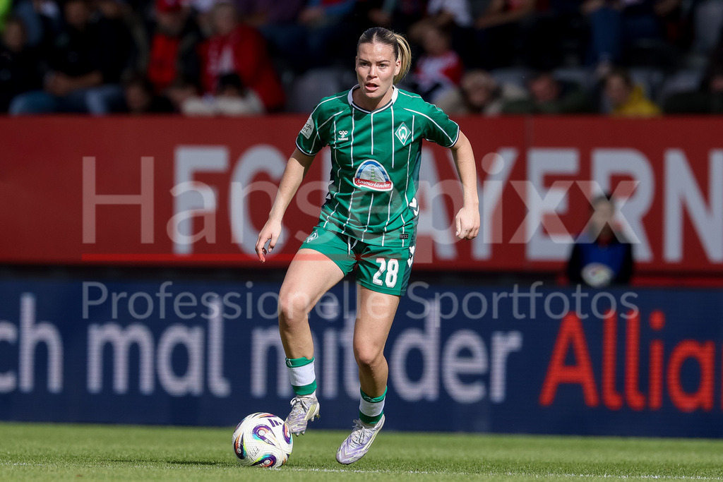 Fussball, Google Pixel Frauen-Bundesliga, FC Bayern München - SV Werder Bremen | Juliane Wirtz (SV Werder Bremen, 28) am Ball, Freisteller, Einzelbild, Ganzkörper, Aktion, Action, Spielszene, DIE DFB-RICHTLINIEN UNTERSAGEN JEGLICHE NUTZUNG VON FOTOS ALS SEQUENZBILDER UND/ODER VIDEOÄHNLICHE FOTOSTRECKEN. DFB REGULATIONS PROHIBIT ANY USE OF PHOTOGRAPHS AS IMAGE SEQUENCES AND/OR QUASI-VIDEO.