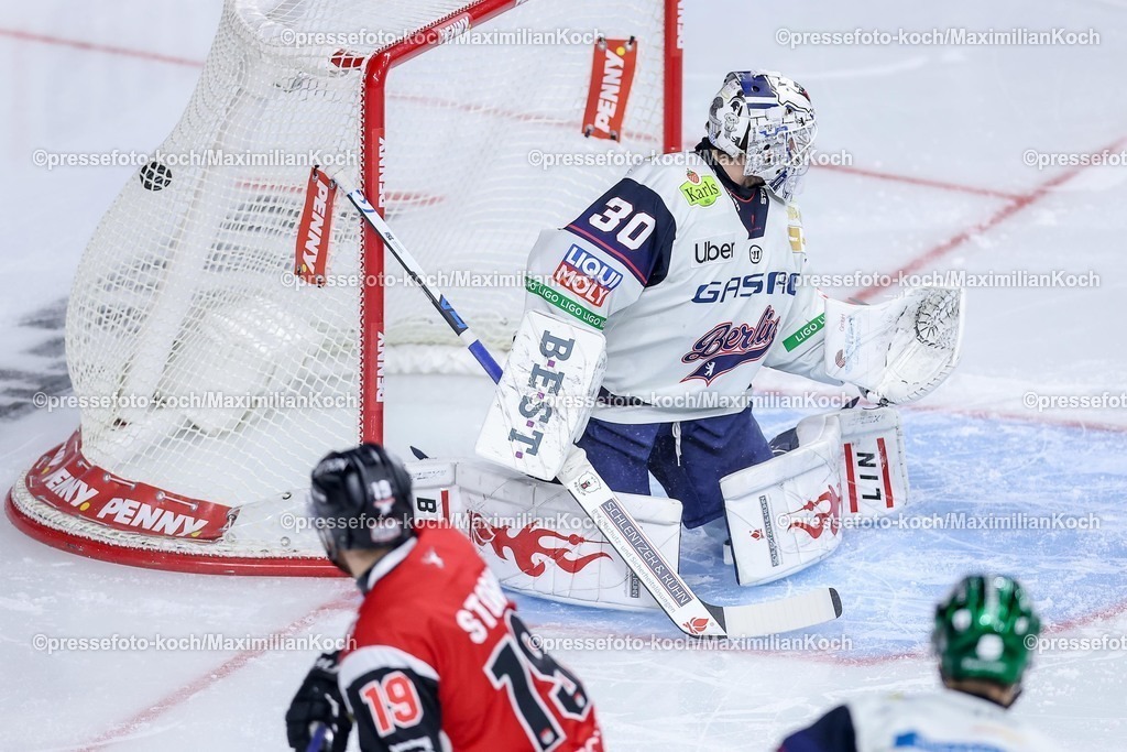 KEC15042601055 | 15.04.2026, Eishockey, DEL Halbfinale Play-Offs, Kölner Haie - Eisbären Berlin, Spiel 4, Lanxess-Arena Köln: Goalie Jake Hildebrand (Eisbären Berlin #30) blickt dem Puck im Tor hinterher nach dem Torschuss von Dominik Bokk (Kölner Haie #78) zum 1:0