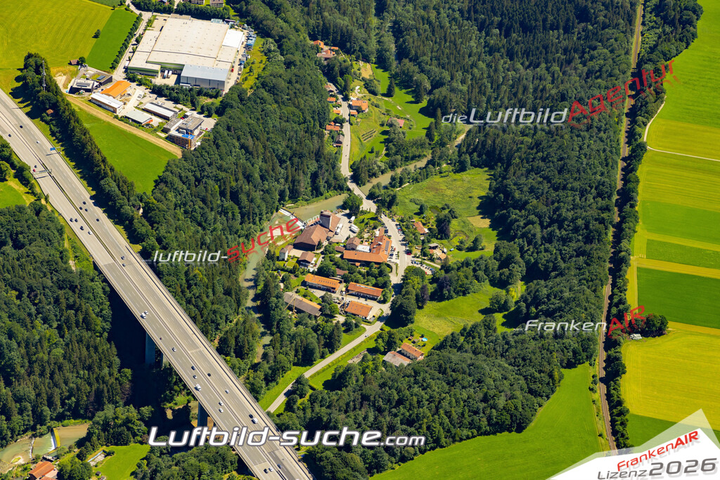 Aktuelles Luftbild von Bruckmühle Valley - Die Luftaufnahme wurde 2022 mittels UL-Flugzeug erstellt ( keine Drohne ) - hochauflösende Kamera-Systeme von  Canon -Beste Qualität - Für grossformatige Ausdrucke geeignet. Die Geschenkidee !
