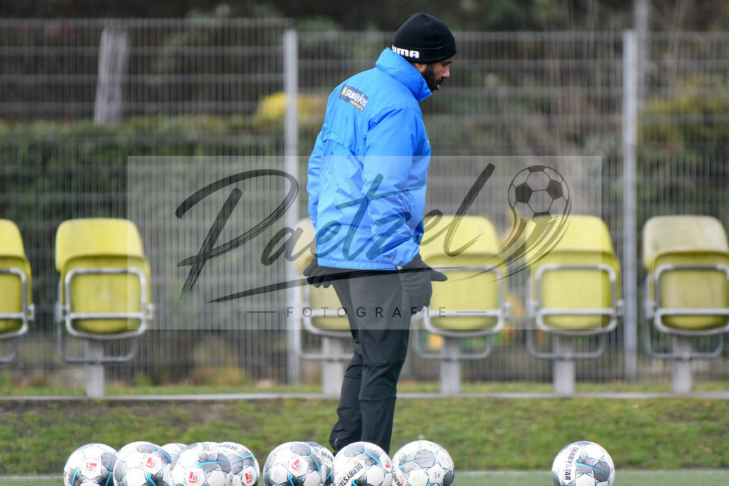 20200203_TRAOSN_0031 | Fußball, Herren: Trainer Daniel Thioune (VfL Osnabrueck) schaut waehrend der Trainingseinheit des VfL Osnabrueck im Sportpark Illoshoehe am 03.02.2020 in Osnabrueck, Deutschland. - Realisiert mit Pictrs.com