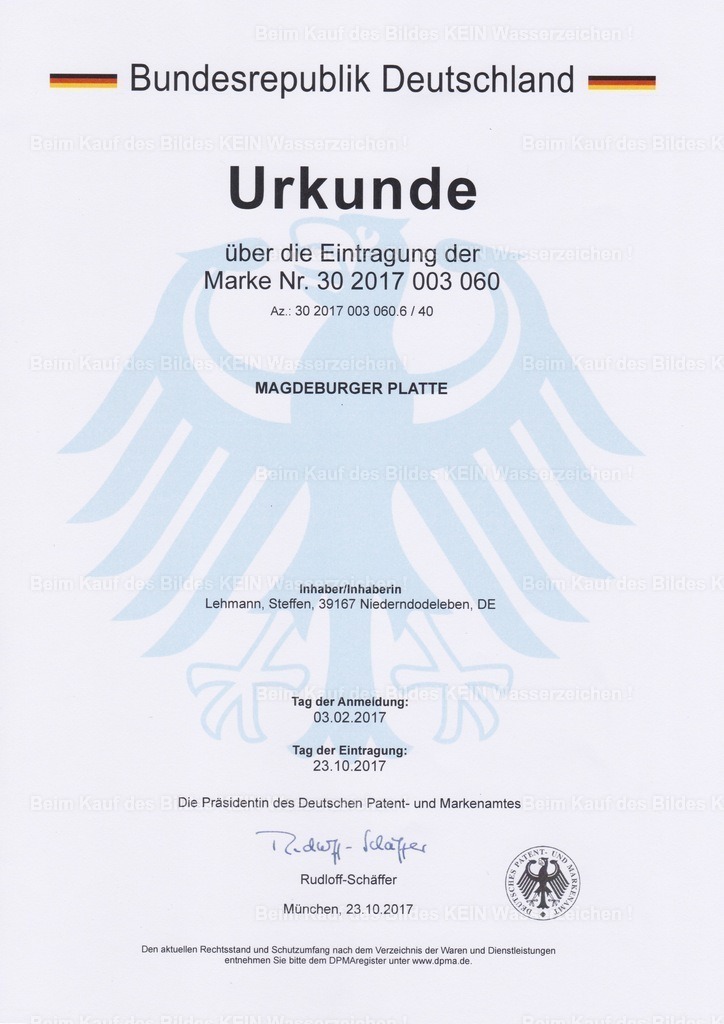 Patent urkunde Magdeburger Platte | Aus einer Idee wurde schließlich eine eingetragene Marke: die „Magdeburger Platte®“. Auf dieser Urkunde ist die Eintragung dokumentiert.Für mich war das damals ein besonderer Moment. Die Idee, ein Luftbild von Magdeburg auf Acrylglas als regionales Präsent anzubieten, war längst mehr als nur ein Gedanke – sie hatte inzwischen einen eigenen Namen und einen festen Platz in meiner kleinen Unternehmensgeschichte.Heute ist die Urkunde vor allem eine Erinnerung daran, wie ernst ich meine Idee damals genommen habe. Und irgendwie passt es auch ganz gut, dass die Magdeburger Platte® heute den Namen dieser Website trägt. - Realisiert mit Pictrs.com